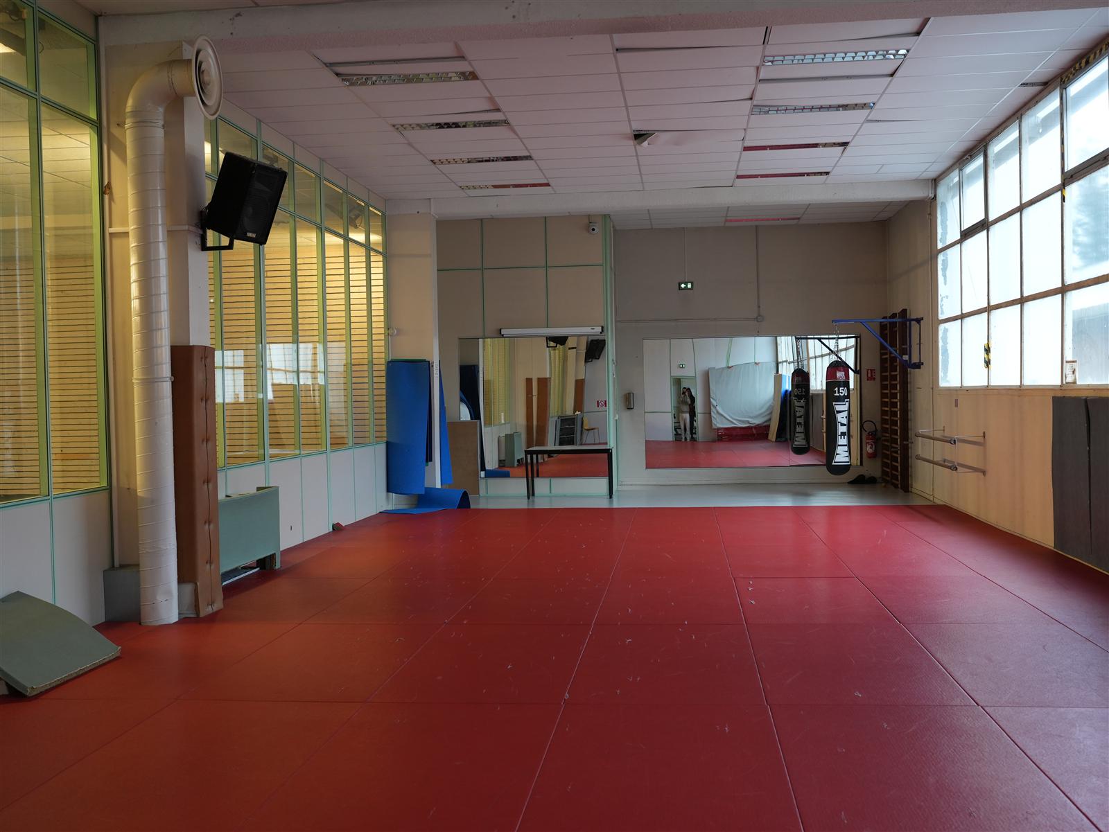 Dojo au sol rouge