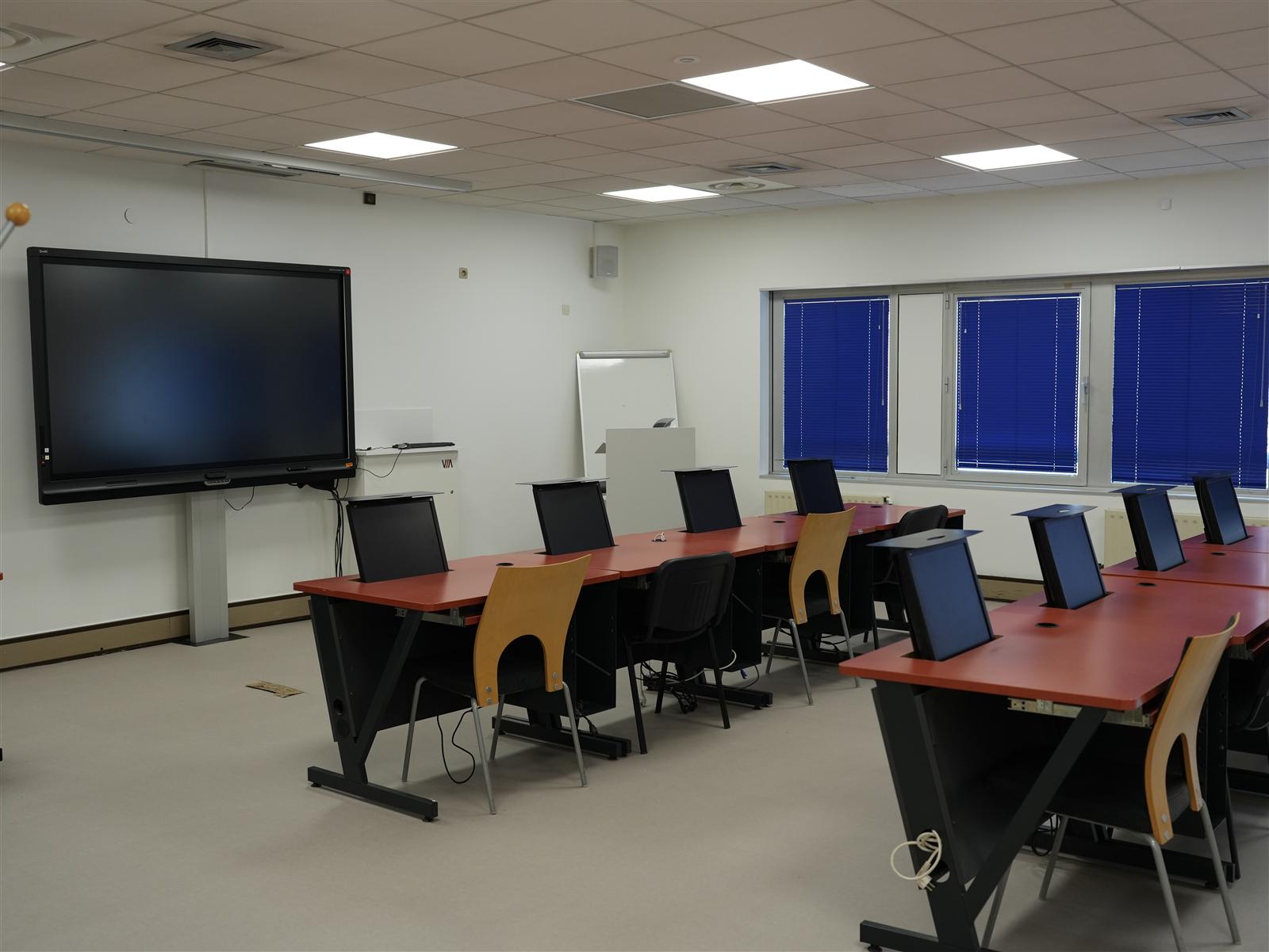Salle informatique équipée de postes individuels