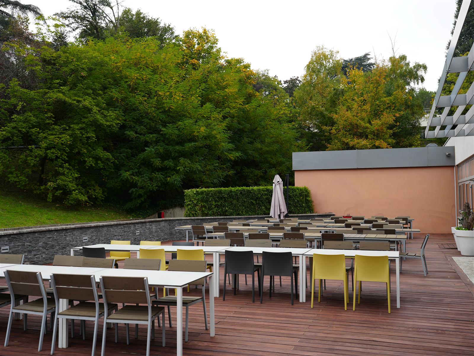 Terrasse avec tables